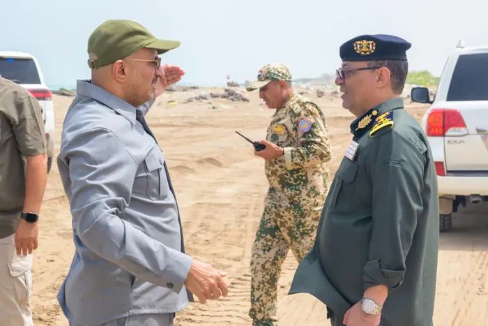 طارق صالح يتفقد ساحل المخا ويحث على رفع مستوى الخدمات لاستقبال الزوار في عيد الأضحى