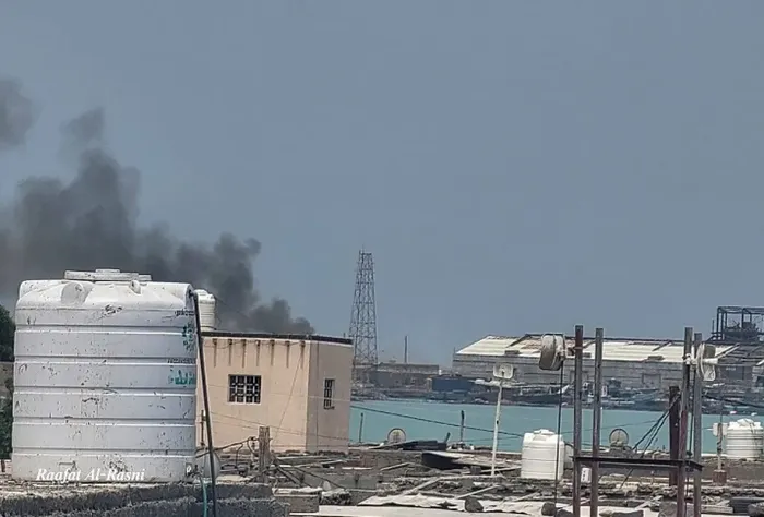 أكثر من 20 صاروخاً.. مليشيا الحوثي تصعّد استهداف المنشآت المدنية والحيوية في المخا والخوخة