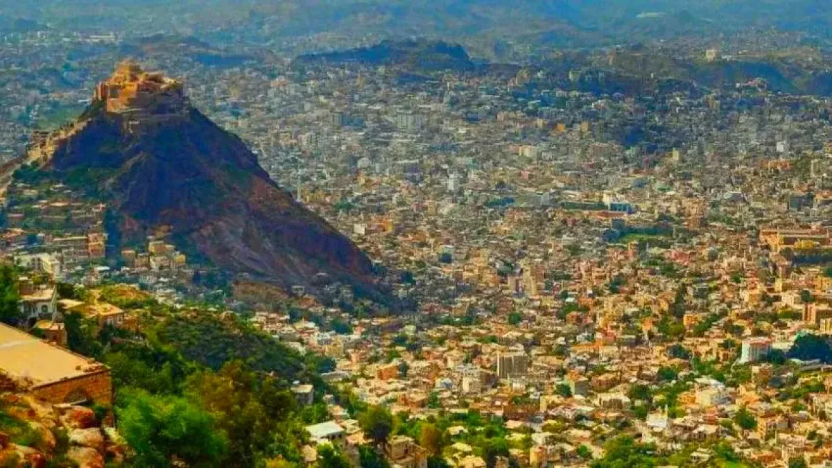 تعز.. استشهاد امرأة وإصابة نجلها بقصف مدفعي حوثي على مخيم للنازحين في الوازعية