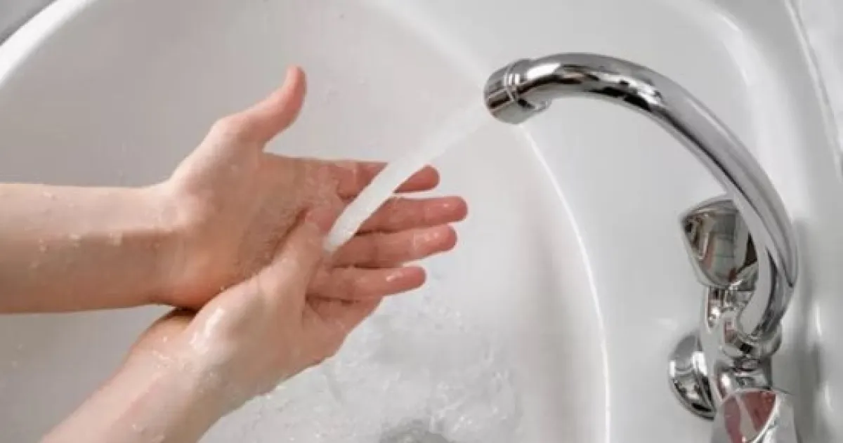 الماء الساخن أم البارد: أيهما أنظف حقًا؟