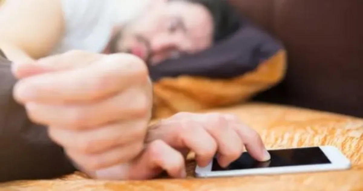 صباحك على الهاتف.. كيف يسرق الشاشة بهدوء يومك؟