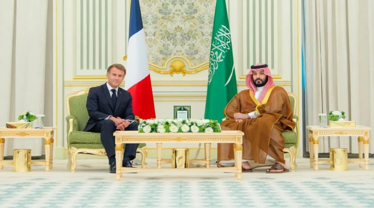 ماكرون في الرياض: تضامن فرنسي وتأمين إمدادات الوقود