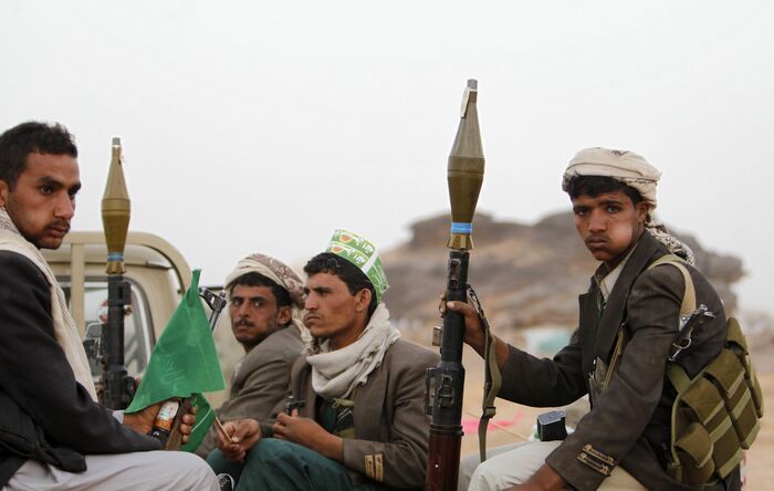 مليشيا الحوثي تداهم منزل شيخا قبليا بمخلاف "العود"