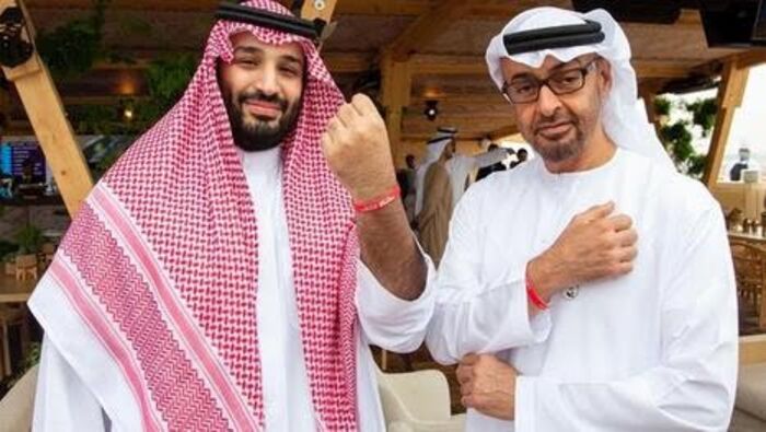ما سر السوار الأحمر في يد محمد بن سلمان ومحمد بن زايد؟