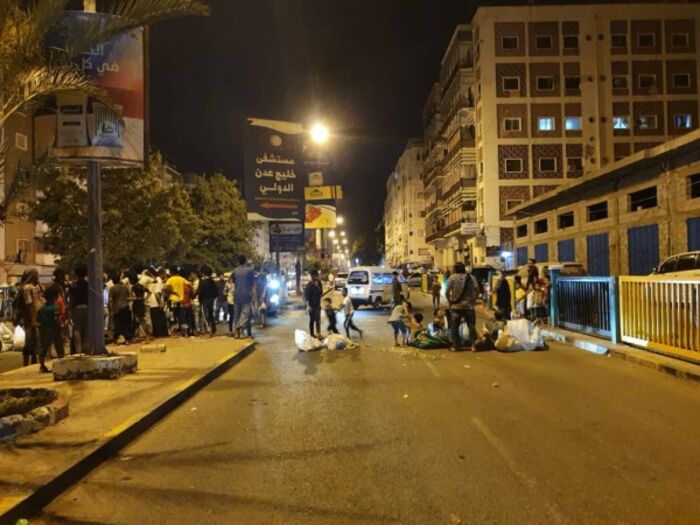 انقطاع الكهرباء يفجّر موجة احتجاجات شعبية ويغلق شارعا رئيسيا بعدن