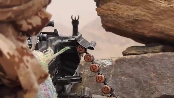 دحر مليشيا الحوثي من مواقع عديدة في اليعيرف بمأرب وقتل وأسر عدد من عناصرها