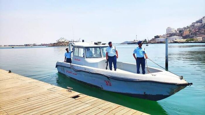 خفر السواحل اليمنية تجدد تحذيرها من السباحة بالشواطئ