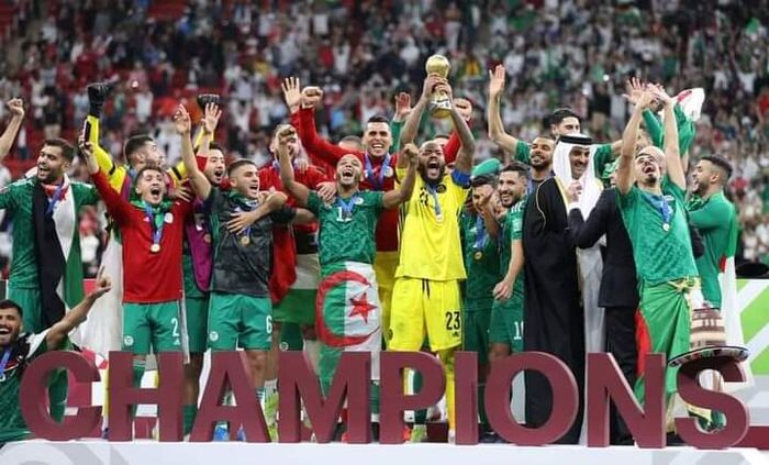 الجزائر تتوّج بكأس العرب بفوزها على تونس.. والجميلات يشعلن المدرجات "صور"