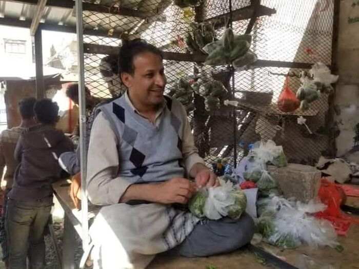 صدام حسن.. كيف دفعت مليشيا الحوثي نجماً تلفزيونياً إلى بيع القات