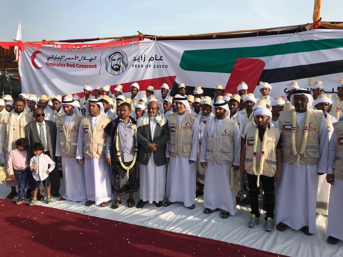 بمكرمة إماراتية.. المحافظ "طاهر" يحيي صمود "الخوخة وحيس" ويشاركهم فرحة 100 عريس