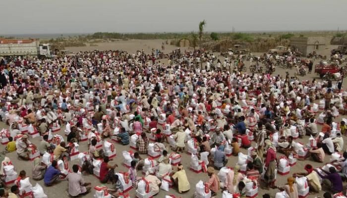 35 ألف يمني بالساحل الغربي يستفيدون من قافلة مساعدات إماراتية