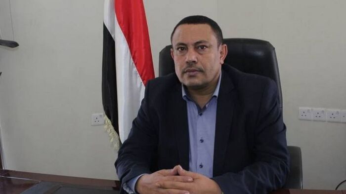 الحوثيون يداهمون منزل وزير بصنعاء وأنباء تفيد فراره إلى عدن