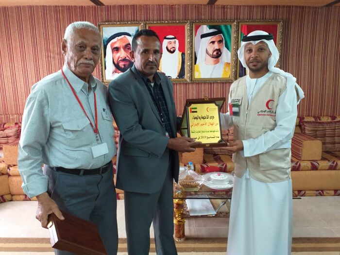 #الهلال_الأحمر_الإماراتي يكرّم طالب سبعيني حصل على درجة الماجستير بجامعة #عدن