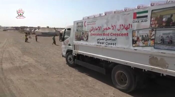 هلال #الإمارات يغيث نازحين في #الخوخة بمئات السلل الغذائية
