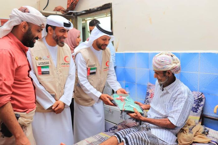 عدن | وفد هيئة "هلال #الإمارات " يزور دار العجزة والمسنين ويقدم مساعدات