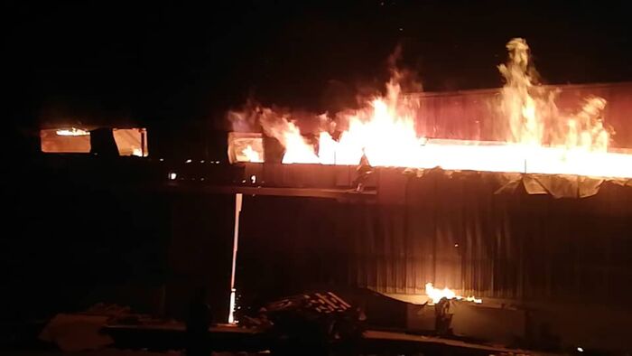 مدفعية الحوثي تستهدف مجمع إخوان ثابت في الحديدة