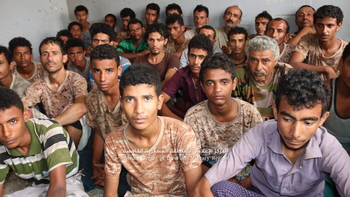صور | أسر 45 مسلحا حوثيا في #عبس بـ #حجة