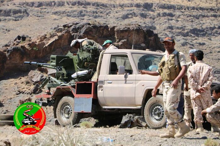 #جبهة_الاقروض | اللواء 35 مدرع يتصدى لزحف حوثي في #المنارة بتعز .. وسقوط قتلى بالغام حديثة