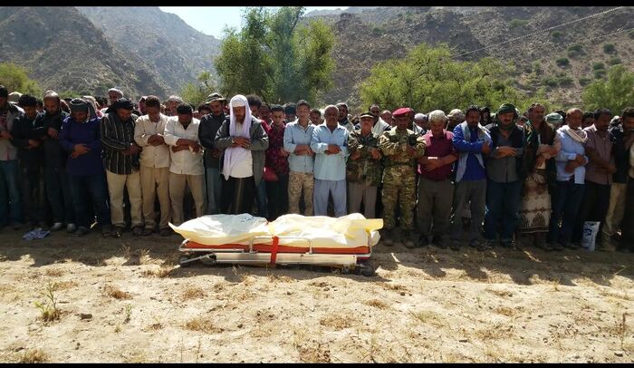 المئات يشيعون الشهيد فضل مانع الحوللي الى مسقط رأسه بمديرية الشعيب