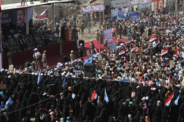 جماهير غفيرة بمدينة الخوخة تفوَّض القوات المشتركة استكمال تحرير #الحديدة