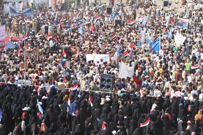 صور | طوفان بشري لأبناء الساحل الغربي في الخوخة إحياء للذكرى الثانية لاستشهاد الزعيم والامين