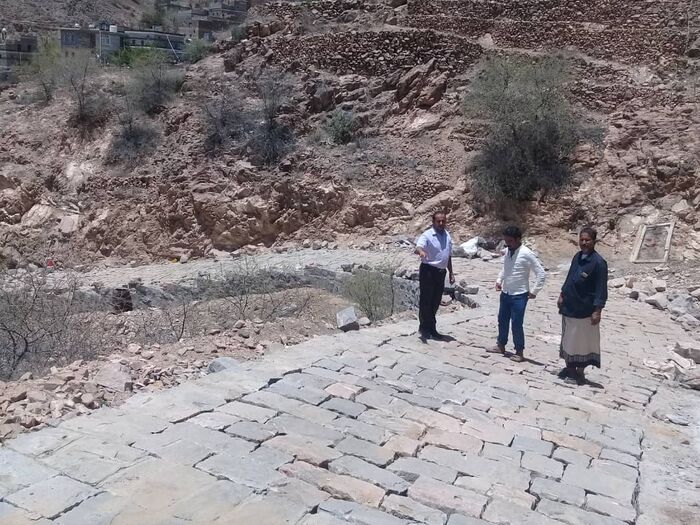 بحفل بهي.. ابناء ومسؤولي سرار يافع يفتتحون مشروع شق طريق قرية الفرع الاعلى بالمديرية