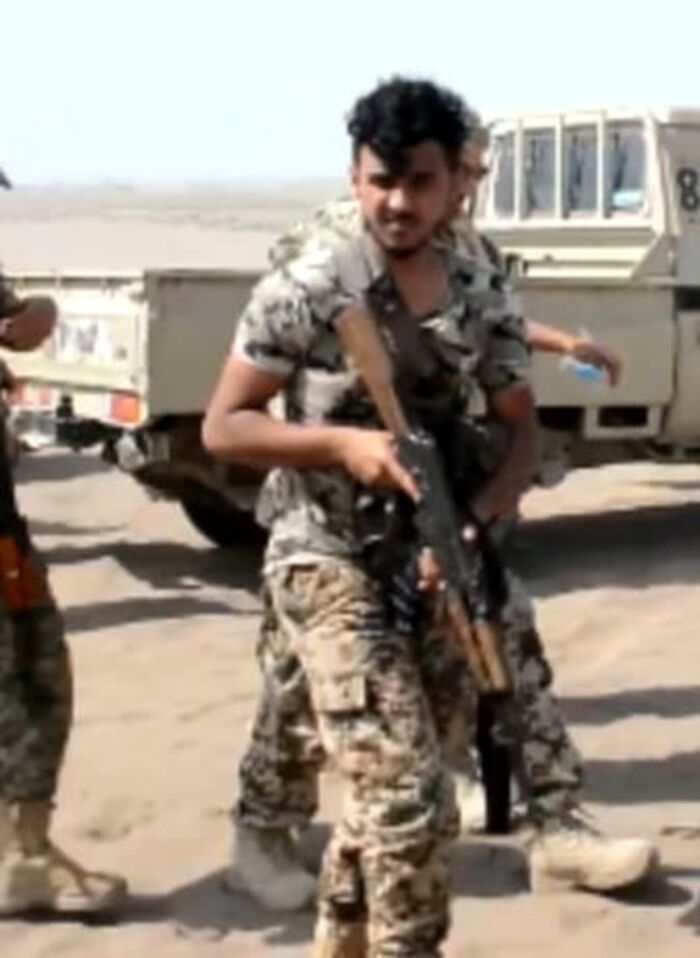محافظ الحديدة يسلم "الكوكباني" قاتل الجندي "أبو لحوم" لنائب قائد قوات العمالقة تمهيداً لتسليمه للشؤون القانونية "صورة"