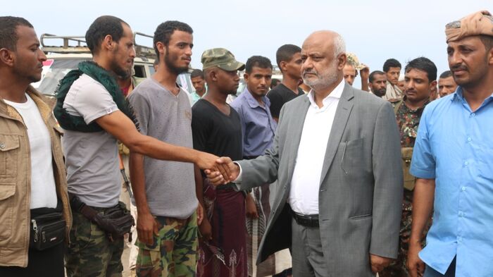 في موكب جنائزي مهيب تقدمه المحافظ "طاهر".. تشييع رسمي وشعبي لشهيد السلام العقيد "محمد الصليحي" بالمخا