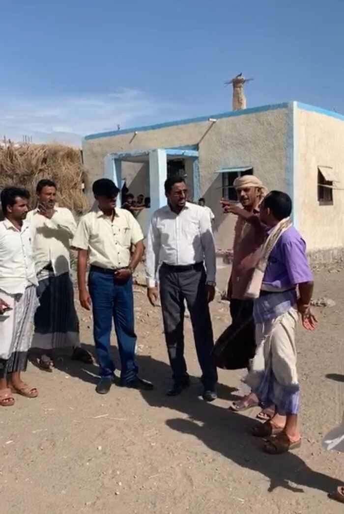 وكيل اول محافظة الحديدة يتفقد احوال المواطنين والنازحين في المناطق المحررة بمديرية الحوك