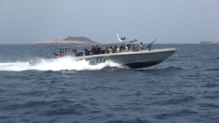 بالصور| مدير عام خفر السواحل ومدير أمن محافظة الحديدة يقومان بجولة بحرية في جزر أرخبيل حنيش