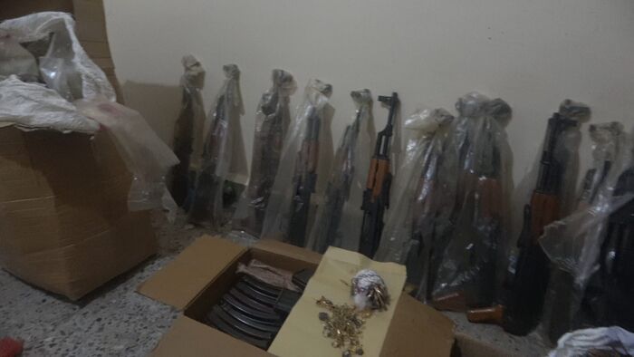 في طريقها إلى "الحوثيين".. ضبط كمية كبيرة من الاسلحة والذخائر بحوزة عصابة في المخا "صور"