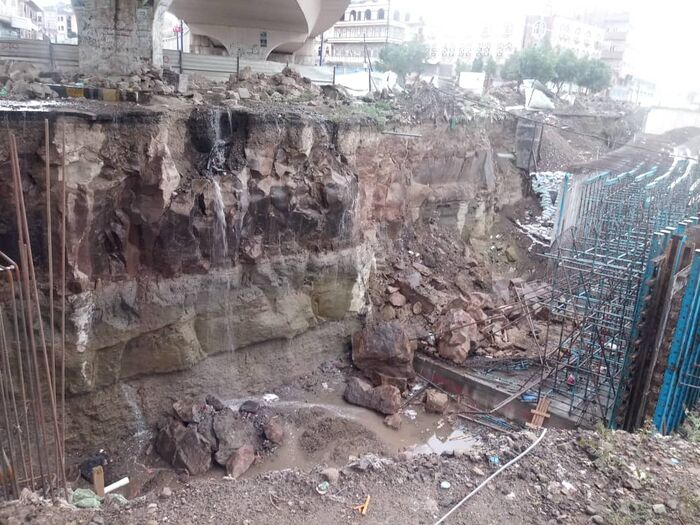 الامطار الغزيزة تهدد جسر مذبح في صنعاء بالإنهيار "صورة"