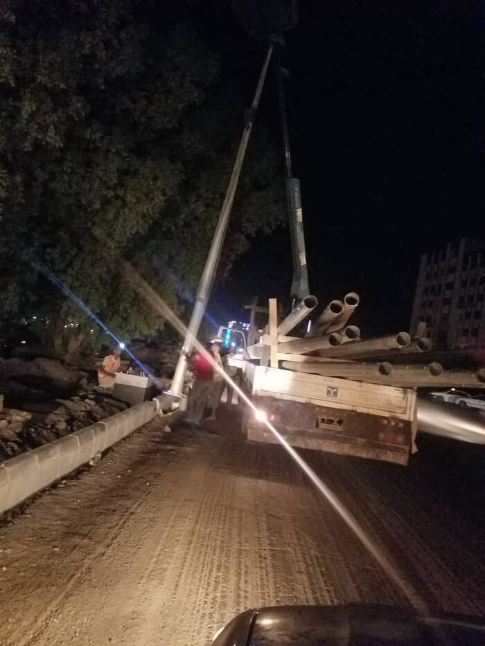 صورة ليلية لأعمال البرنامج السعودي في إنارة شوارع عدن 