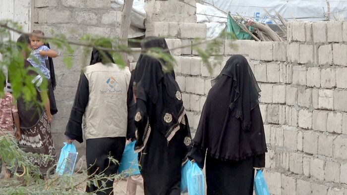 شركاء للتنمية تواصل "توزيع التمور" في الخوخة بدعم المقاومة الوطنية