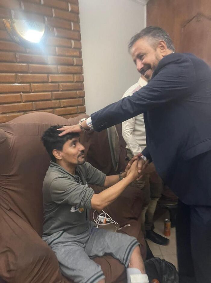 مستشار قائد المقاومة الوطنية يتفقد جرحى حراس الجمهورية في مشافي مصر