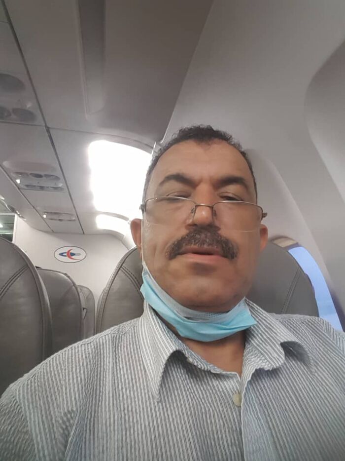 بعد تخلي الحكومة اليمنية عنه.. وكيل محافظة بالضالع يصل القاهرة للعلاج على نفقته الخاصة