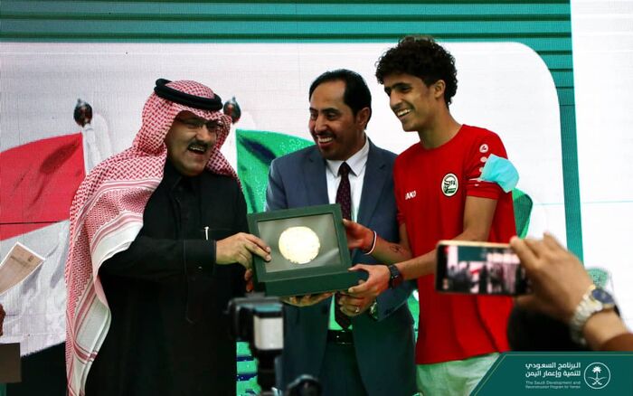 أكثر من تكريم.. قلوب اليمنيين في أعين السفير محمد آل جابر