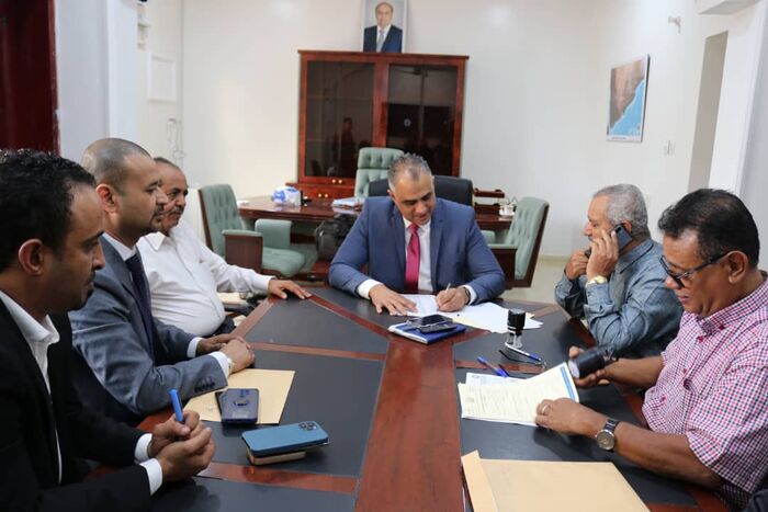بتمويل صندوق صيانة الطرق والجسور.. التوقيع على تسليم المقاولين لمشروع خط طور الباحة الوهط في لحج