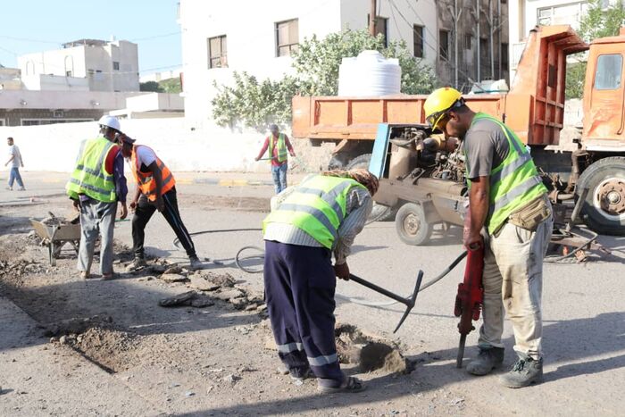بتمويل من صندوق صيانة الطرق.. مؤسسة الطرق تواصل مشروع ترميم شوارع مديرية صيرة في عدن