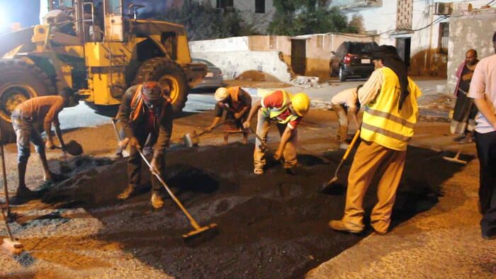 بتمويل صندوق صيانة الطرق.. المؤسسة العامة للطرق والجسور تُواصل اعمال مشروع الترميم في عدن