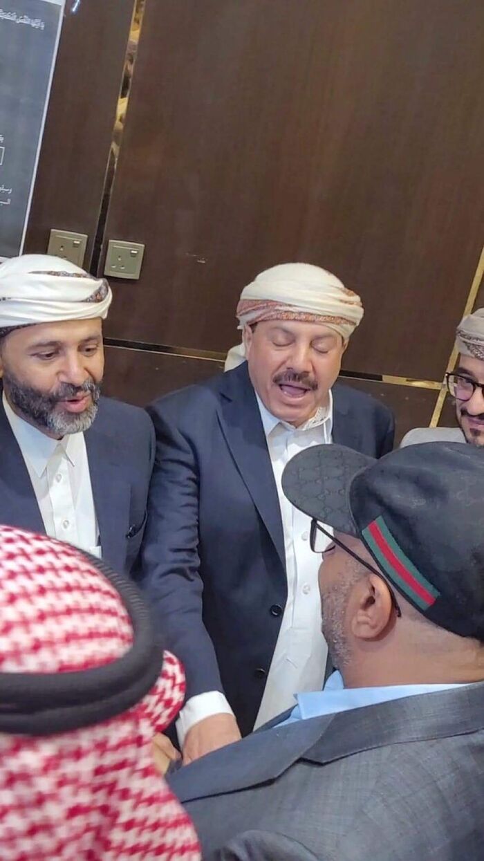 العميد طارق صالح يقدم واجب العزاء في وفاة الشيخ حسين عبدالله الأحمر
