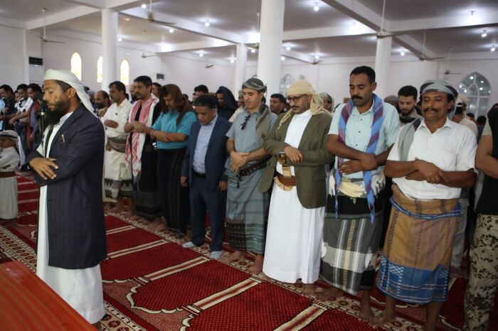 نائب رئيس مجلس القيادة الرئاسي طارق صالح يؤدي صلاة الجمعة مع ابناء الشهداء وابطال المقاومة