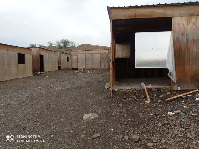 قعطبة.. سيول الامطار تعمق معاناة طلاب مدرسة الشهيدالقبة بسهدة وتلحق اضرار بـ5 فصول دراسية "صور"