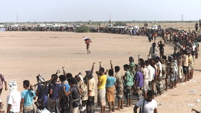 صور | وقفة قبَلية مسلحة مزلزلة لأبناء الحديدة تنديدًا بجرائم مليشيا الحوثي في بيت الفقيه