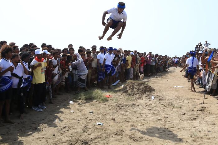 صور| انطلاق فعاليات مهرجان الحديدة الكرنفالي والشعبي في الخوخة احتفاء بأعياد الثورة