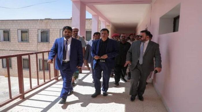 وزير الأشغال والمحافظ بن ياسر ورئيس جامعة المهرة في زيارة لكليتي العلوم التطبيقية والتربية