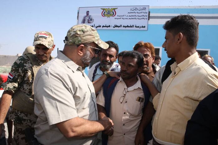 فيديو| عضو مجلس القيادة الرئاسي العميد طارق صالح يزور منكوبي مخيم "الجشة" في الحديدة ويعقد اجتماعًا بالسلطة المحلية