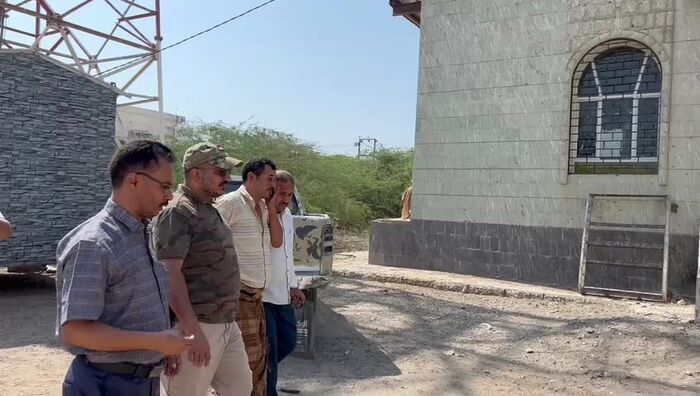 العميد طارق صالح يزور مكتب البريد والاتصالات بالمخا ويتفقد الأعمال الإنشائية لمبنى إذاعة صوت المقاومة