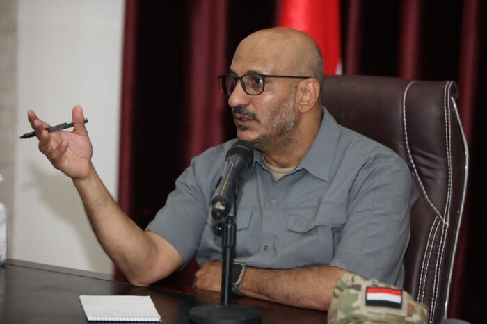 العميد طارق صالح يجتمع بقيادة واعضاء السلطة المحلية ..ويؤكد المخا مقبلة على إنشاء مناطق صناعية وزراعية وسياحية
