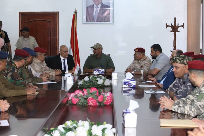 العميد طارق صالح يرأس اجتماعًا للجنة الأمنية وقيادة المحور في تعز